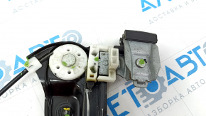 Geam electric cu motor fata stanga Chevrolet Volt 11-15 suportul de sticla este rupt.