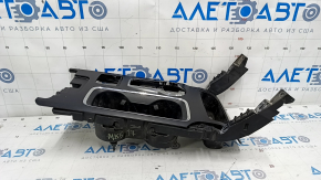 Capacul consolei centrale cu suporturi pentru pahare Ford Fusion mk5 17-20 are defecte de crom, zgârieturi, prinderea este ruptă.