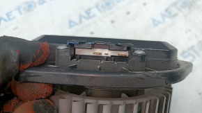 Motorul ventilatorului de încălzire al Nissan Murano Z52 15- are un conector rupt