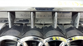 Решетка радиатора grill Audi Q5 8R 13-17 рест, под парктроники, глянец, хром, песок, трещина, облезла краска, крашен хром