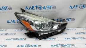 Far dreapta fata Toyota Prius V 15-17 gol, odihna, halogen, nisip, crepon