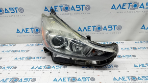 Far dreapta fata Toyota Prius V 15-17 gol, odihna, halogen, nisip, crepon