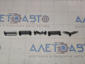 Emblema „CAMRY” pe modelul capacului portbagajului Toyota Camry v70 18 - elemente de fixare rupte