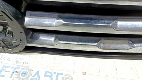 Решетка радиатора grill VW Tiguan 18-19 без эмблемы, 3 хром полоски, сверху черный глянец, трещина, песок