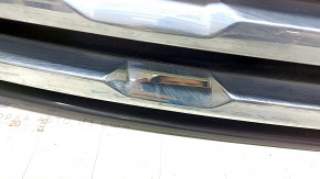 Решетка радиатора grill VW Tiguan 18-19 без эмблемы, 3 хром полоски, сверху черный глянец, трещина, песок