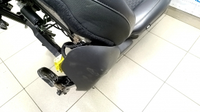 Водительское сидение Jeep Compass 17-21 с airbag, электро, комбинированный, кожа+ткань, черное, сломано крепление накладки