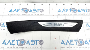 Decorație prag spate dreapta BMW X5 F15 14-18 negru pentru 3 rânduri cu inserție cromată, zgârieturi