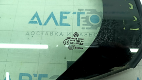 Стекло двери треугольник заднее левое VW Golf 15-21 5d царапины, слом креп