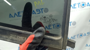 Стекло двери треугольник заднее правое Mercedes W164 ML заводская тонировка, царапины