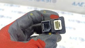 Hub USB, AUX Nissan Versa Note 13-19 zgârietură