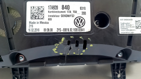 Panoul de bord VW Jetta 19 - zgârieturi, elemente de fixare rupte, caroserie zdrobită