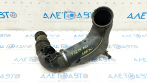 Conducta de aer de la filtru BMW 4 F32/33/36 14-16 N26 cu o crăpătură în fixare.