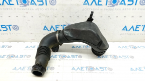 Conducta de aer de la filtru BMW 4 F32/33/36 14-16 N26 cu o crăpătură în fixare.