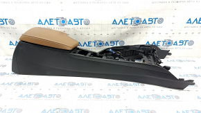 Consola centrală cu cotieră pentru BMW 4 F32/33/36 14-16, neagră, cotiera din piele maro, cotiera uzată.