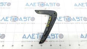 Capacul conductei de aer de pe aripa stângă a BMW 4 F32/33/36 14-16 are fixările rupte.