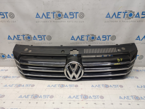 Решетка радиатора grill со значком VW Passat b7 12-15 USA песок, царапины