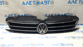 Решетка радиатора grill VW Jetta 15-18 USA со значком, с хромом, песок