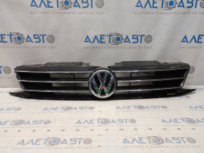 Решетка радиатора grill VW Jetta 15-18 USA со значком, с хромом, песок