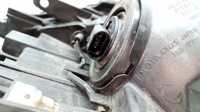 Фара передняя левая Toyota Prius 30 13-15, рест, галоген