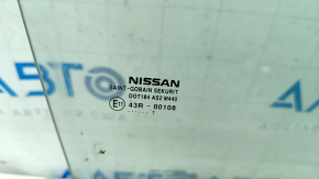 Стекло двери передней правой Nissan Rogue 14-20 царапина