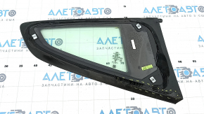 Форточка глухое стекло задняя левая Ford Mustang mk6 15-23 купе, царапина на стекле, надорван уплотнитель