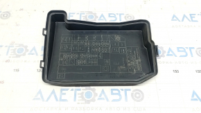 Capacul cutiei de sigurante sub capota Toyota Prius V 13-14