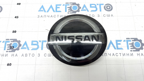 Emblema grilei frontale a Nissan Rogue 17 este rotundă, sub radar.