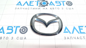 Эмблема крышки багажника Mazda 3 14-18 BM, отломана направляйка