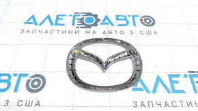 Эмблема крышки багажника Mazda 3 14-18 BM, отломана направляйка