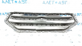 Решетка радиатора grill Ford Escape MK3 17-19 рест, серая с хромом, треснута, песок на хроме, царапины