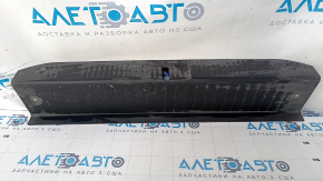 Capacul portbagajului Mercedes W221 este uzat.