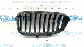 Решетка радиатора grill правая BMW 5 F10 14-16 хром, Base, сломаны крепления, песок, потерта