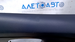 Обшивка двери карточка передняя левая Nissan Rogue 14-16 черн с черн вставкой пластик, подлокотник кожа, молдинг серый структура, вмятины, царапины