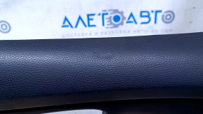Обшивка двери карточка передняя левая Nissan Rogue 14-16 беж с беж вставкой пластик, подлокотник беж кожа, молдинг серый структура, вмятина, царапины, потертости, побелел пластик, под чистку, сломано
