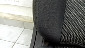 Пассажирское сидение Nissan Rogue Sport 17-22 без airbag, механич, ткань, черное с серой вставкой, под химчистку, ржавое снизу, окислены фишки