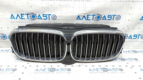 Решетка радиатора grill в сборе BMW 7 G11 G12 16-19 M-Sport, с жалюзи дефлектором радиатора, с моторчиком, под камеру, хром, песок, потертости, сломано крепление, неьная камера