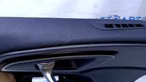 Обшивка двери карточка передняя левая Chrysler 200 15-17 черн с черн вставкой кожа, подлокотник черн кожа, молдинг под дерево черн структура, вмятины, задир, потертости, царапины
