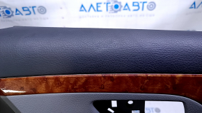 Обшивка двери карточка передняя правая Toyota Avalon 05-07 серая с серой вставкой кожа, подлокотник серый кожа, молдинг светлое дерево, без подсветки, вмятина, потертости, царапины