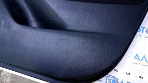 Обшивка двери карточка передняя правая Mazda 3 14-16 BM черн с черн вставкой ткань, молдинг черн глянец, подлокотник черн кожа, BOSE, вмятина, царапины, потертости, задир, сломаны крепления