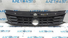 Решетка радиатора grill VW Passat b8 16-19 USA, без эмблемы, песок, царапины