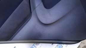 Обшивка двери карточка задняя левая VW Tiguan 09-17 черная, с черн вставкой ткань, подлокотник черн ткань, с пищалкой, царапины, потертости