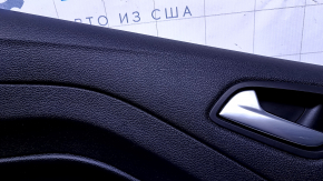 Обшивка двери карточка задняя левая Ford Escape MK3 13-19 дорест черн с черн вставкой пластик, подлокотник черн кожа, под пищалку, царапины, потертости