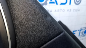 Обшивка двери карточка задняя левая Chrysler 200 15-17 черн с черн вставкой кожа, подлокотник черн кожа, молдинг ручки серый структура, царапины, потертости, вмятины