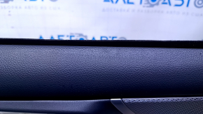 Обшивка двери карточка задняя правая Subaru Outback 15-16 черн с черн вставкой ткань, подлокотник черн кожа, молдинг серый структура, потертости, царапины