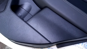 Обшивка двери карточка задняя правая Subaru Outback 15-16 черн с черн вставкой ткань, подлокотник черн кожа, молдинг серый структура, потертости, царапины