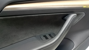 Cartelă de ornamente uși față stânga Tesla Model 3 21 - piele neagră, efect de lemn, cu control geam electric și buton de deschidere a ușii