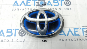 Эмблема решетки радиатора grill Toyota Prius 30 10-15 примята, трещина, песок