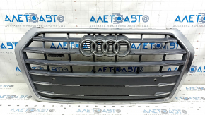 Решетка радиатора grill Audi Q5 80A 18-20 в сборе, с эмблемами, хром, под парктроники, сломаны вставки хрома, песок