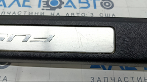 Накладка порога передняя левая Ford Fusion mk5 13-16 черн с хром вставкой, царапины, сломано крепление