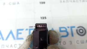 Кнопка центрального замка двери передней правой Audi A6 C8 19-24 хром